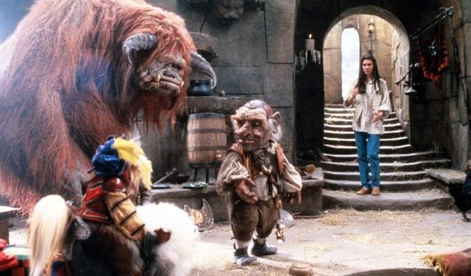 Ett drömlikt kaos med fluffiga monster.