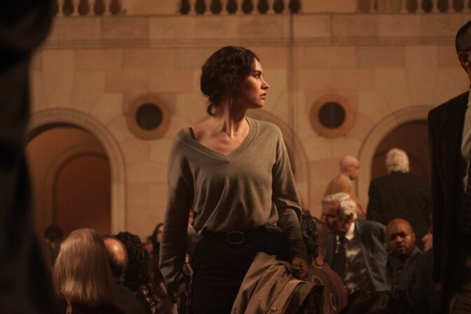 Lily James i "Relay"