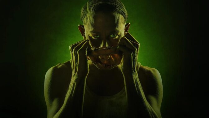 Charlie Hunnam som Ed Gein.