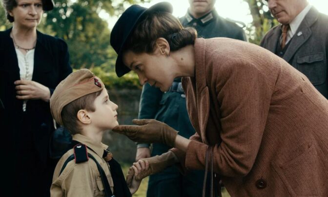 Bild ur "Never Look Away"