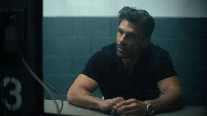 Frank Grillo som Rick Flag Sr., i möte med...