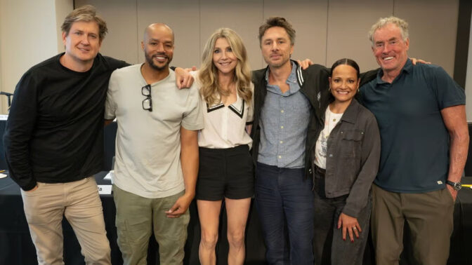 Bill Lawrence, Donald Faison, Sarah Chalke, Zach Braff, Judy Reyes och John C. McGinley. Cred: Disney/John Fleenor