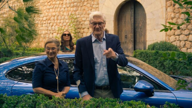 Suzanne Reuter och Claes Månsson i "Där solen alltid skiner". 