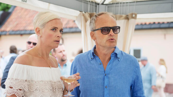 Mickan och Fredde livar upp fredagskvällen.