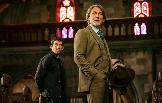 Josh O'Connor och Daniel Craig i "Wake Up Dead Man".