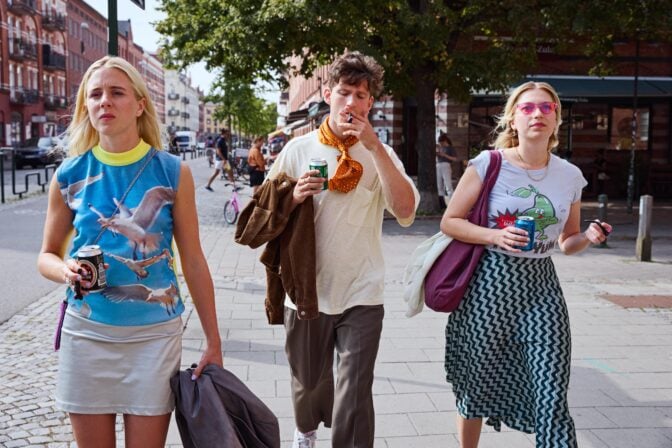 Fiktiva vesioner av systrarna Romare med pojkvän i "Halva Malmö består av killar som dumpat mig".