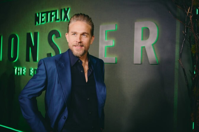 Charlie Hunnam på premiären för "Monster: Berättelsen om Ed Gein". 