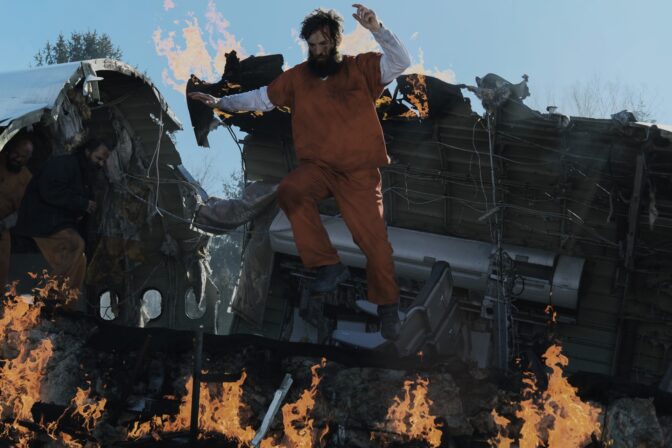 Sam Hargrave, regissören bakom det actiontunga första avsnittet av "The Last Frontier", dyker även upp framför kameran som en av fångarna.