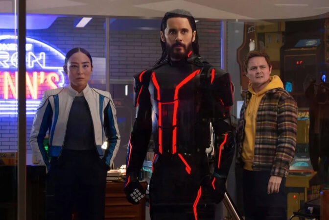 Greta Lee, Jared Leto och Arturo Castro i "Tron: Ares".