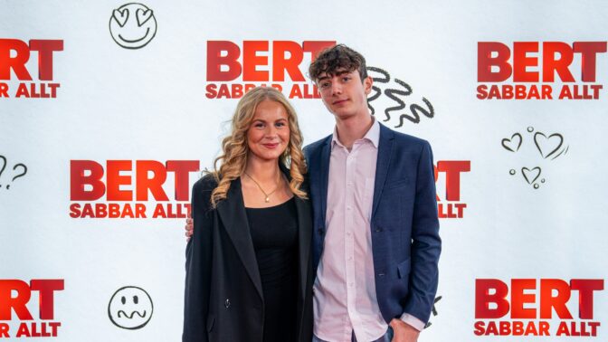 Matilda Gross och Axel Adelöw på galapremiären av "Bert sabbar allt"