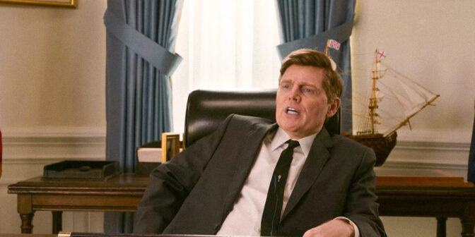 Bill Burr som John F. Kennedy i "Unfrosted". Räkna med annan (och lite mer seriös) casting i Vinterbergs produktion.