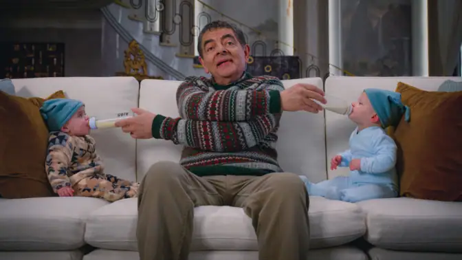Rowan Atkinson och två bebisar i "Man vs Baby".