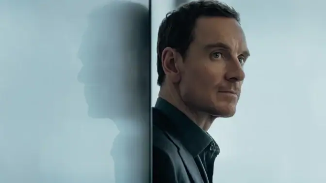 Michael Fassbender i "The Agency".