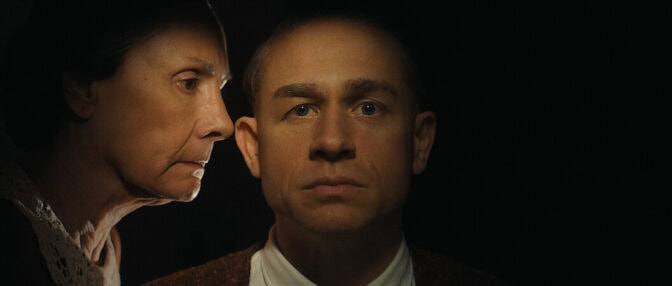 Laurie Metcalf och Charlie Hunnam i "Monster: Berättelsen om Ed Gein" 