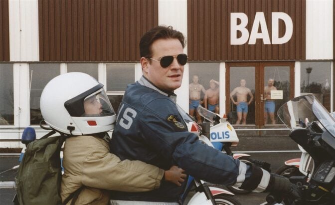 Jacob Ericksson som polisen Göran i “Tsatsiki, morsan och polisen”.