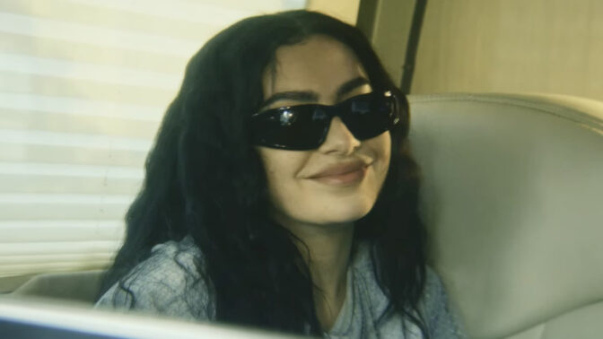 Charli XCX i "The Moment".