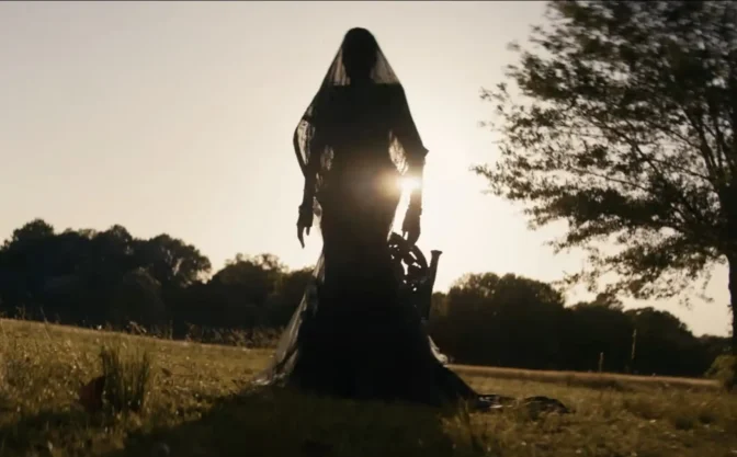 Vem är den svartklädda kvinnan? 