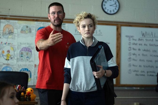 Zach Cregger och Julia Garner under inspelningen av "Weapons". 