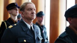 På tv ikväll: Norges mest hatade man tar plats i intensivt rättegångsdrama från 2024