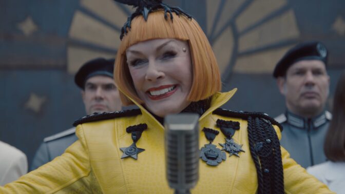 Glenn Close spelar Drusilla.