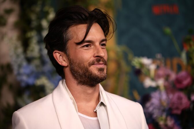 Jonathan Bailey på röda mattan.