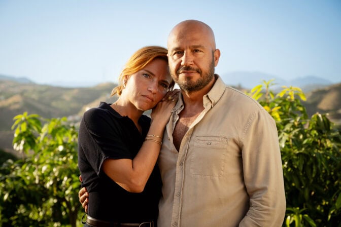 Josephine Park och Dar Salim i "Mango"