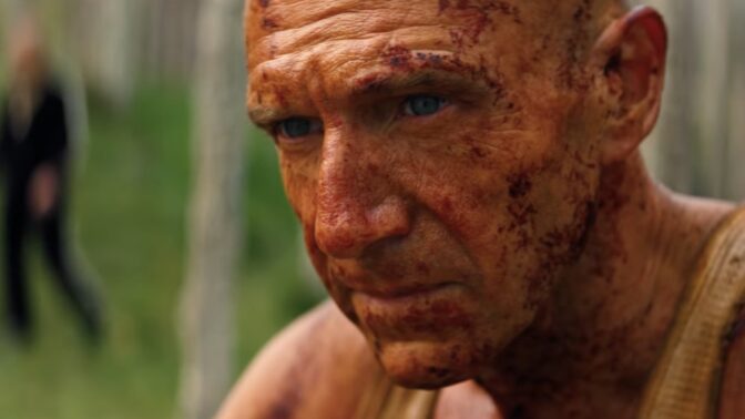 Ralph Fiennes har revolutionerande idéer i "28 Years Later: The Bone Temple".