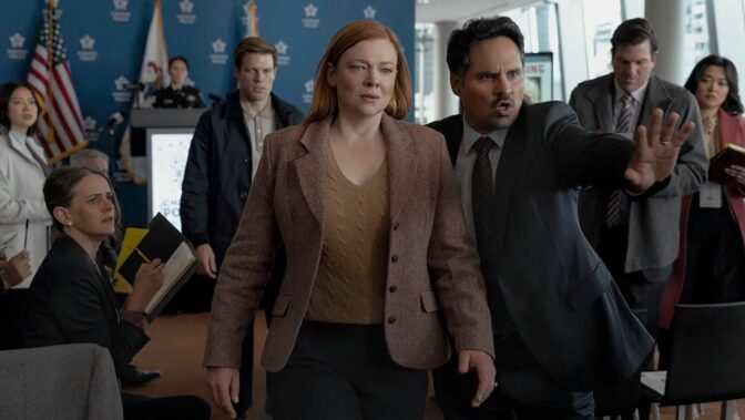 Grymma insatser från Sarah Snook, Dakota Fanning och Michael Peña gör "All Her Fault" värd att lägga din tid på.