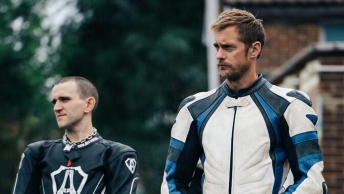 Skarsgård och Melling i "Pillion"