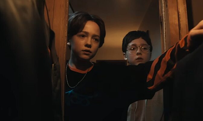 Mördande leksak ställer till det. 