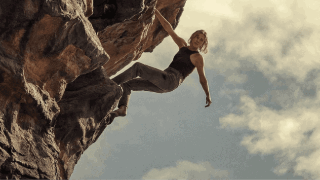 Charlize Theron klättrar på ett berg i "Apex".