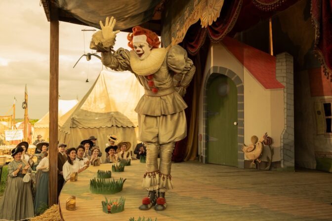 Bill Skarsgård återvänder som den ikoniska clownen Pennywise.
