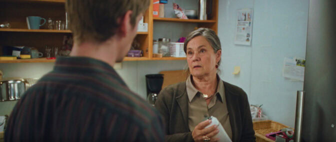 Pernilla August är sevärd som sur chef.