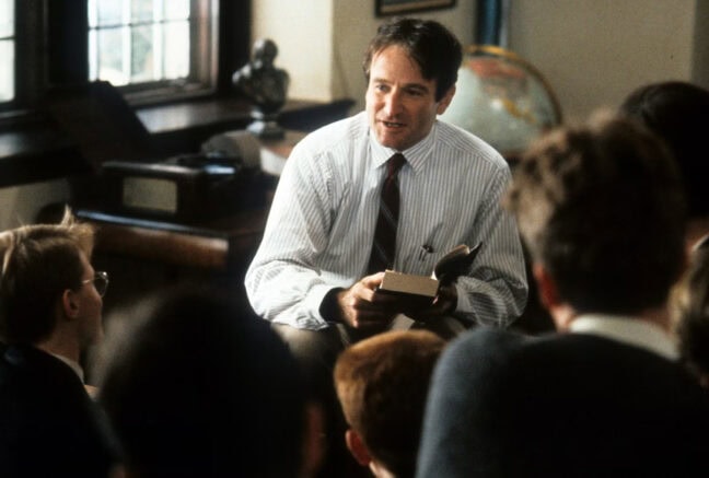 Robin Williams som John Keating i Döda poeters sällskap.