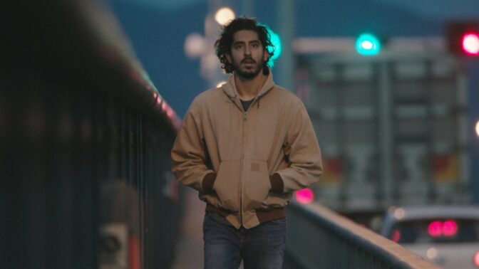 Sakta han går genom stan.