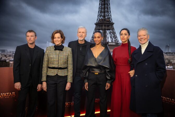 James Cameron och skådespelarna vid "Avatar"-premiären i Paris, december 2025.