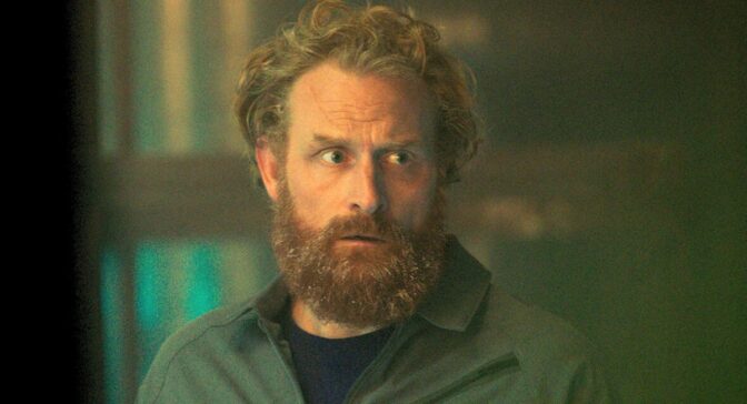 Kristofer Hivju kliver in i "Luther"-skaparens nya mystiska äventyrsserie "The Iris Affair" hos SkyShowtime.