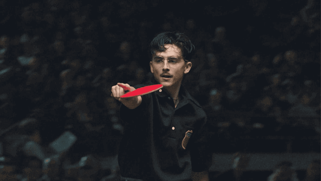 Timothy Chalamet med ett ping pong-racket i "Marty Supreme".