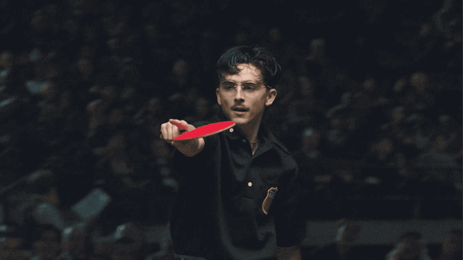 Timothy Chalamet och hans ping pong-racket i "Marty Supreme".