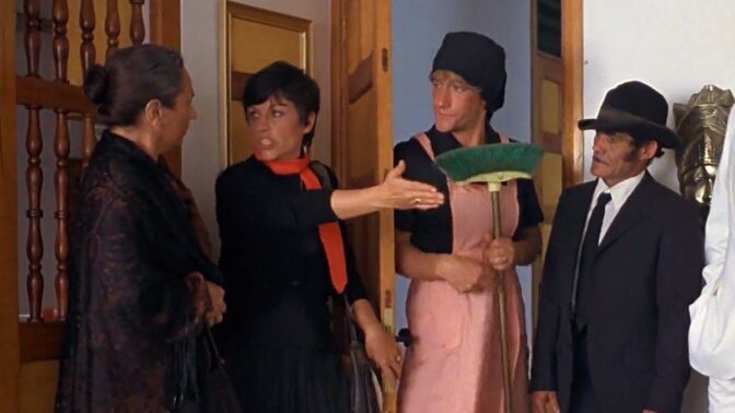 Gösta Ekman hoppar in lite snabbt som städerska i första "Sällskapsresan".