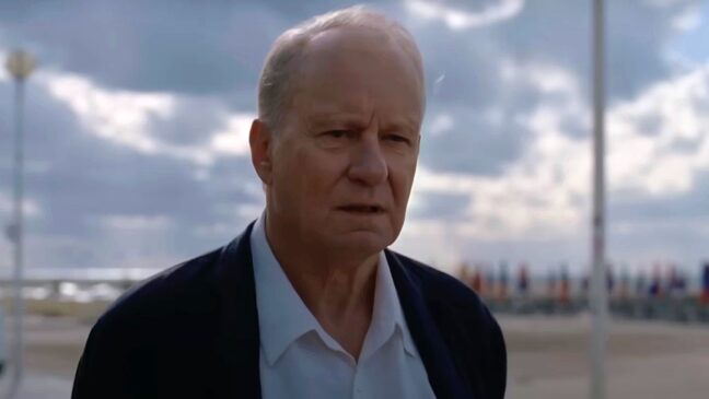 Stellan Skarsgård ser seriös ut i "Sentimental Value".