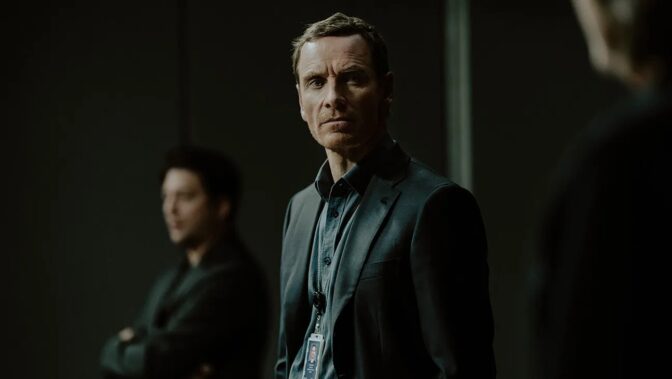 Mer dubbelspel från Michael Fassbender i säsong 2 av spionthrillern ”The Agency” – alla avsnitt ute på SkyShowtime