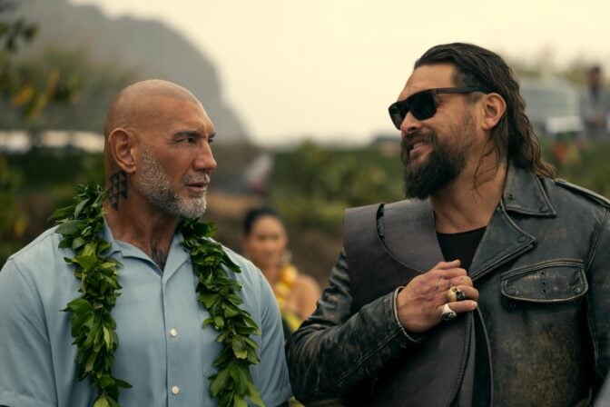 Momoa och Bautista skapar kaos på Hawaii.