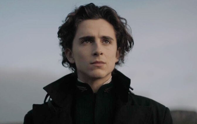 Timothée Chalamet med sina ikoniska lockar i första "Dune".