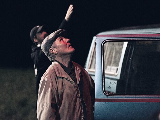 Håkan Ehn tittar upp emot himlen i "UFO Sweden".