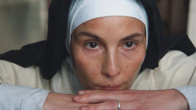Noomi Rapace som Moder Teresa i "Mother".