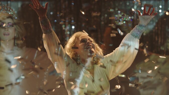 Konfettiregn och Jacki Weaver.