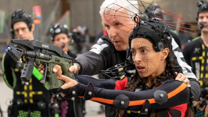 James Cameron med Oona Chaplin på inspelningen av "Avatar: Fire and Ash"