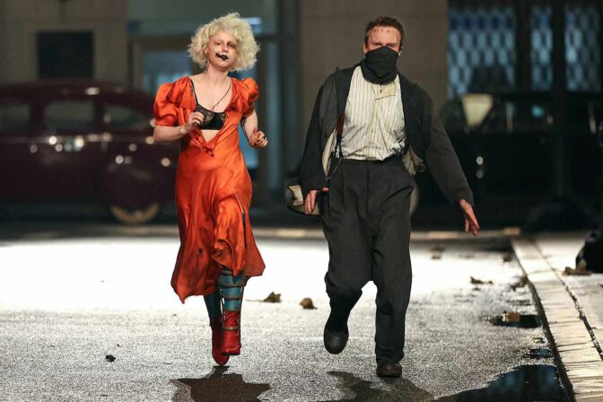 Jessie Buckley och Christian Bale i "The Bride".