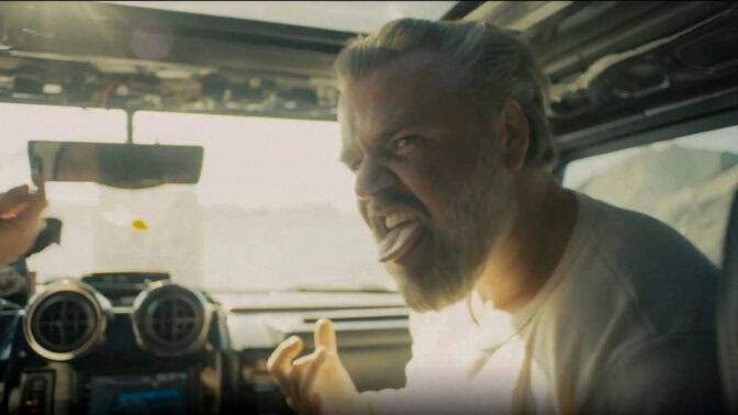 Tyler Labine i "Egghead Republic".